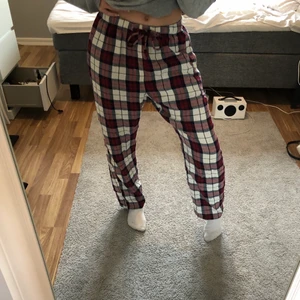Rutiga pyjamasbyxor H&M - Jag säljer mina rutiga pyjamasbyxor ifrån H&M, storlek S, byxorna är använda ofta men är i så bra skick och har inga ”skador”, ordinarie pris: 249kr mitt pris: 100kr (frakten ingår i priset!)