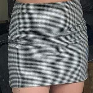 Vit/svart kjol från Gina Tricot i storlek 36, skulle dock säga att det är mer mot 34. Dragkedja i bak, mönstret syns på tredje bilden. Kjolen är superskön men tyvärr för liten för mig. 