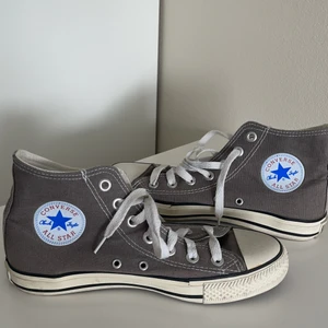 Converse Chuck Taylor All Stars HI Charcoal  - Säljer dessa converse jag köpte på sellpy eftersom dem var för små för mig. I beskrivningen stod de att dem var i bra skick, jag har själv aldrig använt dem. Conversen är i strl 39 och färgen är lite grå/brun. Säljer för 150+frakt(köparen står för frakten). 