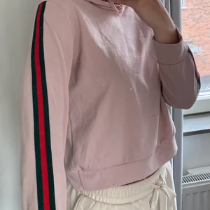 Tunn hoodie storlek S - Tunn hoodie i fin rosa färg med grön&röd rand på ärmarna. Knappt använd. Storlek S. Vet ej vilket märke. Köparen står för frakten 