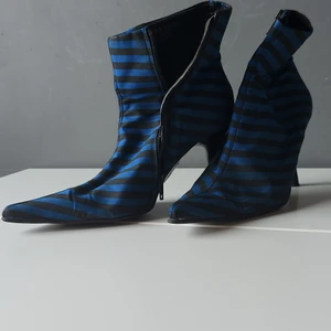 Love them - St 37 helt underbara o coola skor. 