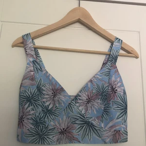 St 36 - Ny pris 149kr, säljer den för 50kr. Är de många som vill ha så går jag på budgivning. Säljer då den e för liten runt brösten. Den är stretching i ryggen och har justerbara axelband. Knappt använd. Kan mötas upp i centrala sthlm, eller du står för frakten