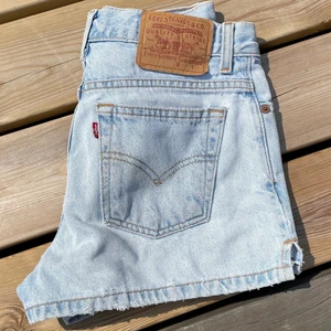 Levis shorts - Säljer dessa vintage levis shortsen. Står ingen storlek i dom men skulle säga att dom passar en S bäst