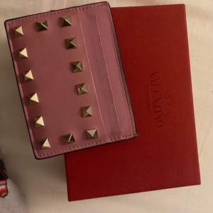 Jätte fin rosa korthållare från valentino, köpt på valentino butiken i nk. Ny pris 2300❤️  boxen kommer med!