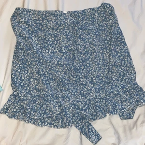 Kjol - Blå oanvänd kjol, köpt för 110 kr men har aldrig använt💙 Säljer för 49 kr + frakt 🤍 Passar dig som bär XS-S eller 34/36 i kläder, Kjolen kan knytas ifall du vill ha den tightare runt midjan🤍 Inga defekter, hål, smuts eller liknande💙