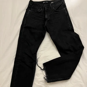 Raka Zara jeans  - Ett par raka jeans från zara med lite stretch i. Använda en handfull gång så väldigt fint skick. Storlek 36 men funkar fint som 38a likaväl. 