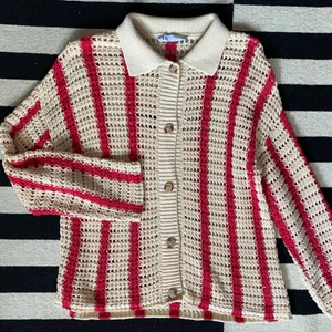 Zara open knit cardigan - Så sjukt snygg cardigan från Zara, helt slutsåld från SS21. Aldrig använd pga köpte den i ytterligare en storlek. Nomal passform.
