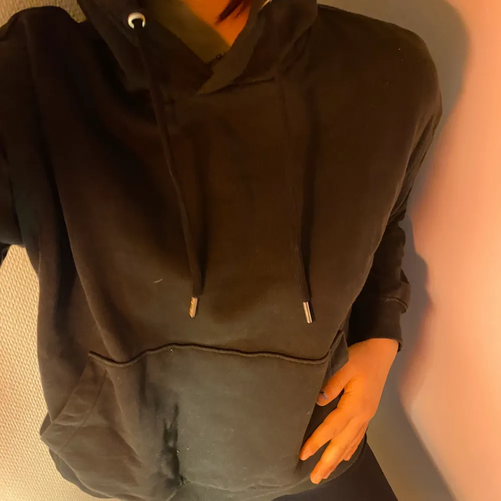 Fin hoodie, svart med slits på sidorna. Jättemjuk insida, knappt använd.. Tröjor & Koftor.