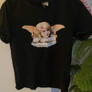 Angel T-shirt  - Säljer min snygga ängel T-shirt köpt från hm❤️ storlek S men passar XS oxkså