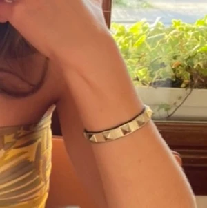 Valentino armband - Säljer mitt guldiga valentino armband! Köpt på deras egna hemsida och kommer med original förpackning!