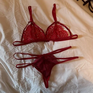 Röd bralette - Helt nytt och oanvänt underklädesset från shein. Röd spets i storlek S, justerbara band, frakt 11kr 💖  TROSORNA ÄR SÅLDA!