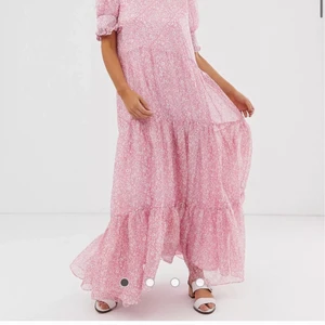 Sister Jane Tiered Maxi Dress - Helt oanvänd långklänning från Sister Jane med prislappen kvar. Köpt för cirka två år sedan i originalpris (cirka 1000 kr). Första bilden är tagen från ASOS hemsida där den senast såldes på rea för cirka 650 kr. Färgen på mina egna bilder gör sig mer rättvisa med klänningens verkliga färg. Älskar denna klänning men säljer för att den aldrig kommit till användning🧡