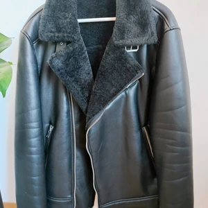 Bikerjacka strlk XL - Fodrad bikerjacka från Zara i strlk XL. Oanvänd bara hängt i garderoben så jackan är som ny.