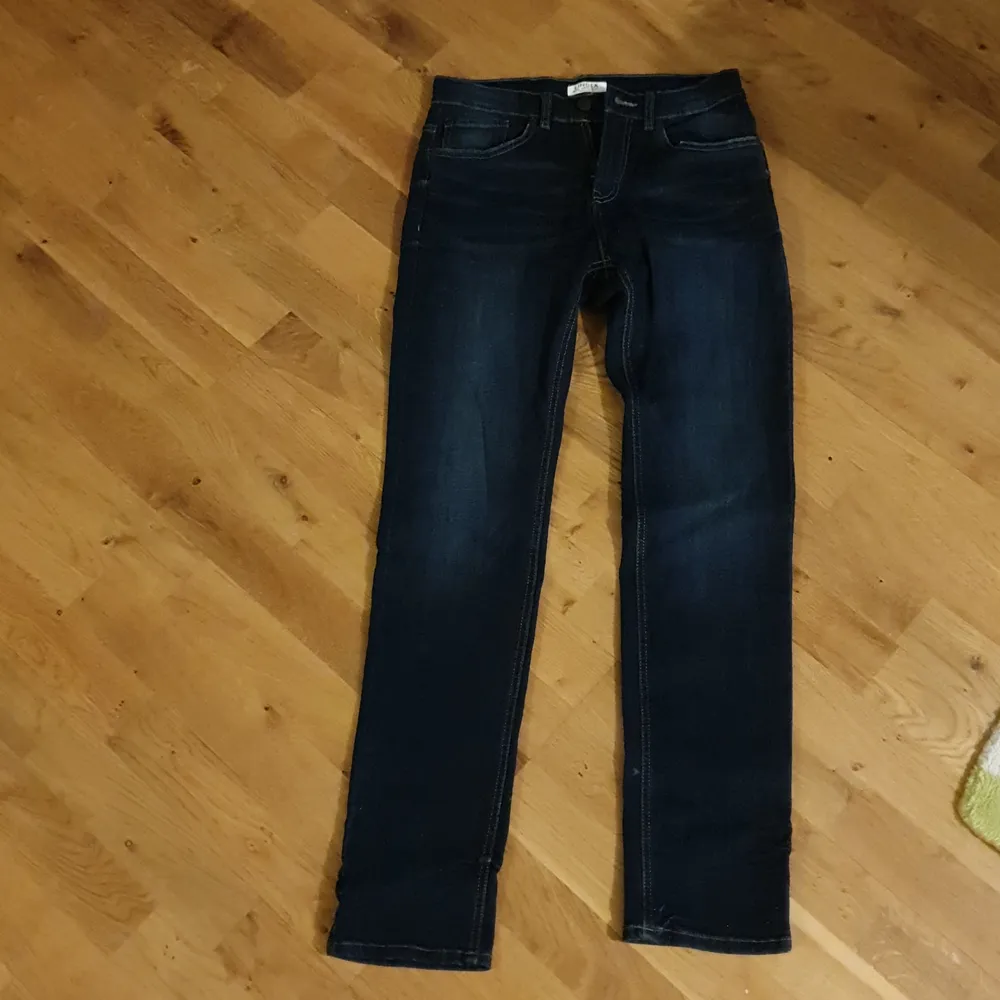 Unisex jeans med en mörkblå färg. Stl 170. Märke: Detroit. Jeans & Byxor.