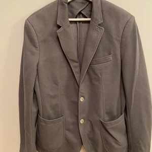 Ny Zara man kavaj  -  •Storlek 52 (M) •Pris: 85 kr 📍Kan mötes upp i Mölnlycke centrum 🚫Djurfritt och rökfritt hem 📬Kan skickas mot fraktkostnad (66 kr)