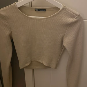 Beige topp - Superfin kort beige topp från zara, väldigt fint skick, säljer på grund av att den inte kommer till användning längre💕 köpare står för frakt
