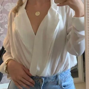 Vit body - Super fin vit skjortbody från Vero Moda                         Använd fåtal gånger men i fint skick!                                                         Frakt tillkommer! 