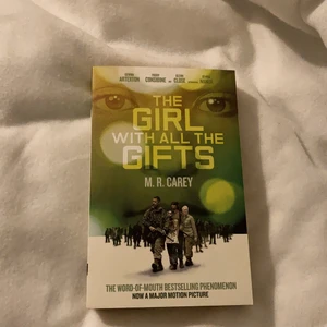 Bok (the girl with all the gifts) - Boken är i ett bra skick, har tyvärr inte läst den. På grund av rensning måste jag tyvärr sälja boken, då andra böcker ska få plats. Boken kostar 60kr