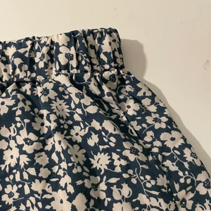 Blommig kjol - shein  - Super söt kjol ifrån shein i storlek S, endast använd fåtal gånger. Frakten är antingen 53kr eller 66kr spårbart. Har en slits. Postbevis och gåva ingår alltid 