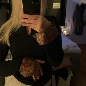 Svart topp - Köpt second hand, vet inte storlek men skulle säga en XS/S❤️‍🔥❤️‍🔥❤️‍🔥