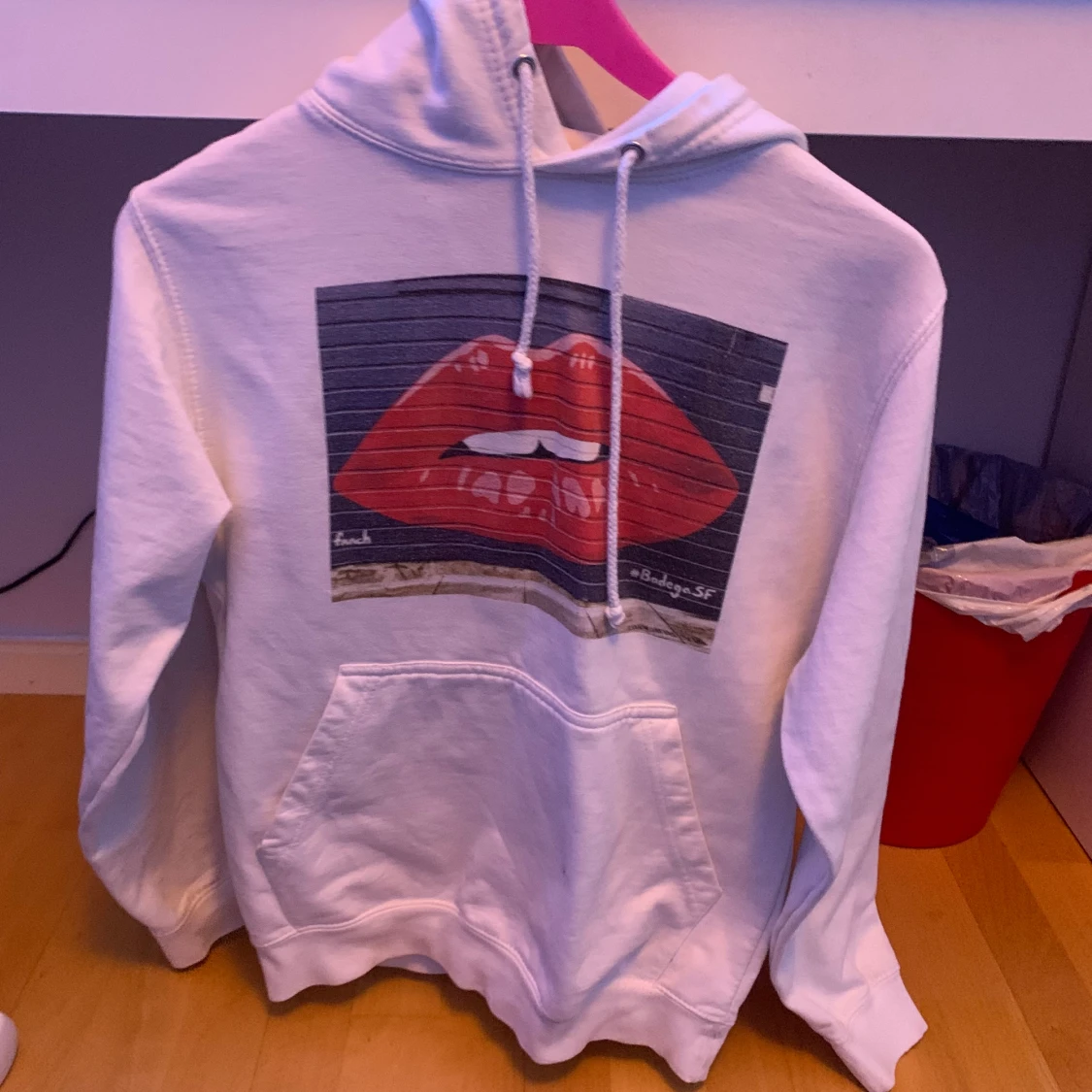 Vit hoodie men tryck,(s)