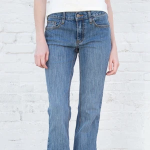 Lågmidjade brandy Melville jeans - Säljer dessa superfina lågmidjade jeans från Brandy Melville i strl. M. De är köpta här på Plick men var tyvärr för stora. Midjemått: 82cm, innerbenslängd: 81