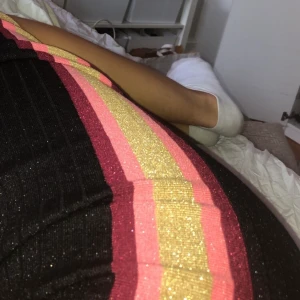 Glittrig kjol - Glittrig kjol med linjer på båda sidorna från Ginatricot. Storlek M. Aldrig använd. #glitter #kjol