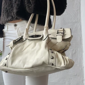 Vintage handväska - oerhört snygg vit vintage läderväska🤩 köpt i new york på 90-talet! ‘wear and tear’ syns på bild 1 på handtagen men i överlag är den i bra skick!⭐️