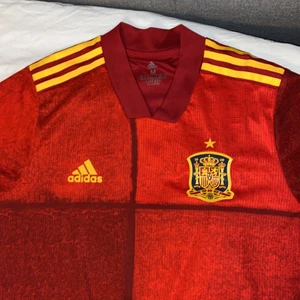 Spanska landslaget tröja  - Intressekoll på min superfina spanska landslaget tröja som köptes i spanien i somras. Storlek M i spanien, men det är en S och passar jättebra på mig🧡 gillar den jättemycket så säljer endast vid bra bud❗️ 