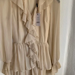 Klänning från NA-KD  - Storlek 34  Säljes då jag aldrig använt den, prislapp kvar. Köparen står för frakten Spårbar frakt 65kr.