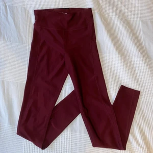 Träningstights - Jättesköna träningstights som jag tror kommer från Gekås. Jag säljer de då jag inte längre använder dem. De har fickor på sidorna och ett band i midjan som går att dra åt. Färgen visas bäst på andra bilden💕 Köparen står för frakt!!