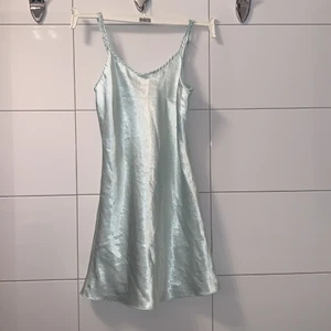 Vintage slipdress  - En vintage silkes klänning🤍 Super fin och i bra skick!! (Använts 2-3 gånger) Ett bra collective plagg som både kan användas hemma och när man ska ut😊