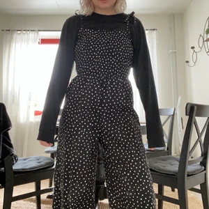 Prickig byxdress från Monki!  - En söt prickig byxdress från Monki! Resår vid bysten och knytband vid axlarna! Storlek M men skulle även passa S! Endast använd fåtal gånger så i mycket bra skick! Köparen står för frakten (66kr) 🥰