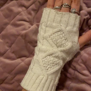 Torgvantar - Superfina torgvantar/handledsvärmare🤍 Har även ett par svarta om någon är intresserad🖤 OBS: DE SVARTA BLEV SÅLDA FÖR 70 kr 