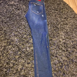 Blåa jeans - Blåa jeans från zara med grön,lila,orange och vit färg 