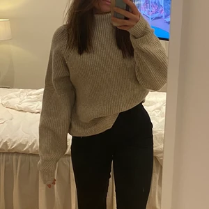 Superskön stickad tröja - Säljer nu min superfina och sköna beigea stickade tröja som inte alls är stickig. I strl XS men sitter lite oversized💕