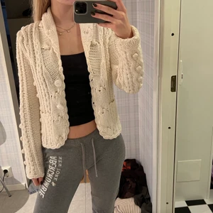 Stickad kofta  - En supermysig stickad kofta från Åhléns. Knappt använd alls