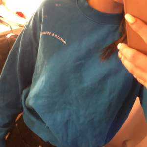 En skön blå sweatshirt 