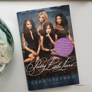 Pretty little liars bok 1 - Pretty little liars bok 1! Läst en gång, i nyskick. 80 kr + 57 kr frakt🌸