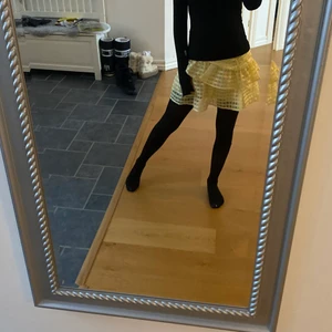 Gul rutig kjol  - Gul rutig kjol från gina. Liknar den populära från hm. Superfin gör att man ser brun ut 