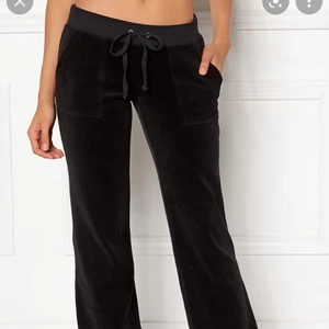 Juicy byxor - Säljer mina svarta Juicy byxor i den gamla lågmidjade modellen. Dom är väl använda därav priset. 