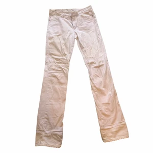 Vita jeans - Intressekoll på dessa otroligt snygga jeans. Snygga detaljer mm. Har själv sytt på längst ner så de är långa och härliga!!