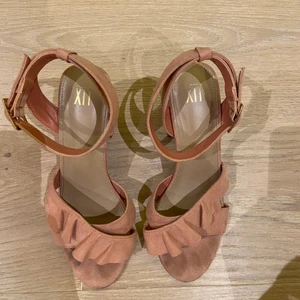 Högklackade i rosa  - Snygga rosa högklackat med lagom höjd från XIT i storlek 37❤️