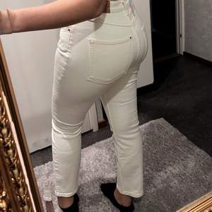 Vita jeans från hm, endast provade inför bilden. Köparen betalar frakt ❤️
