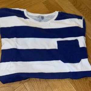 Lind3x - En jätte fin randig tröja från Lindex💗 nypris 179kr säljer för  20kr💗 passar alla💗( T = tonåringar )