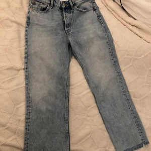 Zara jeans - Avklippta jeans så passar om du är kort😊😊 