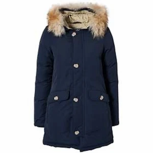 Svea jacka med äkta päls - Jätte fin Svea jacka inköpt i Svea butik i Kungsgatan i Göteborg butiken finns inte kvar längre. Äkta päls storlek xs 