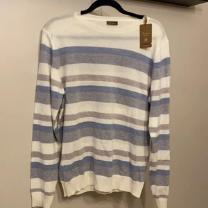 Stenströms tröja - Helt ny randig tröja från stenströms, aldrig använd, mycket fint skick. Ordinariepris 749kr, säljer för 500kr pga fel Stl och gick ej att returnera. 