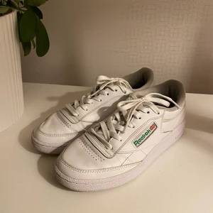 Reebok skor  - Ett par snygga Reebok skor i storlek 37🥰dem är använda men ändå i fint skick. Jag har tvättat skosnörena och gjort rent skorna ❤️säljer för 150kr + frakt, skriv vid frågor!🥰