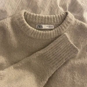 Stickad tröja ZARA - STRUNTA I BUDGIVNINGEN OCH PRISET PÅ ANNONSEN. Säljer denna stickade tröja från zara för 250kr❤️ Storlek M men passar mig som har XS-S. ❤️❤️ använd typ 3 gånger. Skriv för frågor❤️❤️
